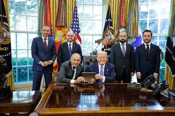 Վարչապետ Նիկոլ Փաշինյանի հանդիպումը ԱՄՆ նախագահ Դոնալդ Թրամփի հետ Օվալաձև աշխատասենյակում Վարչապետ Նիկոլ Փաշինյանի հանդիպումը ԱՄՆ նախագահ Դոնալդ Թրամփի հետ Օվալաձև աշխատասենյակում - Sputnik Արմենիա