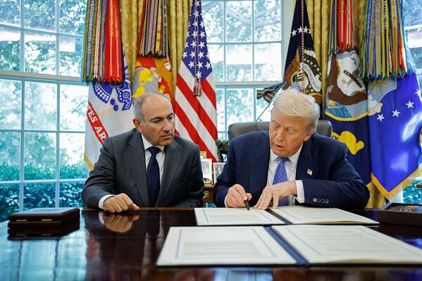 Վարչապետ Նիկոլ Փաշինյանի հանդիպումը ԱՄՆ նախագահ Դոնալդ Թրամփի հետ Օվալաձև աշխատասենյակում Վարչապետ Նիկոլ Փաշինյանի հանդիպումը ԱՄՆ նախագահ Դոնալդ Թրամփի հետ Օվալաձև աշխատասենյակում - Sputnik Արմենիա