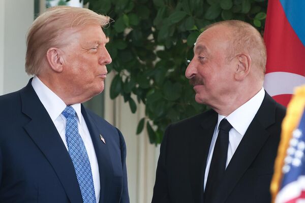 ԱՄՆ նախագահ Դոնալդ Թրամփը Սպիտակ տանը դիմավորում է Ադրբեջանի նախագահ Իլհամ Ալիևին ԱՄՆ նախագահ Դոնալդ Թրամփը Սպիտակ տանը դիմավորում է Ադրբեջանի նախագահ Իլհամ Ալիևին - Sputnik Արմենիա