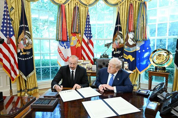 ԱՄՆ և Ադրբեջանի նախագահներ Դոնալդ Թրամփի և Իլհամ Ալիևի հանդիպումը Օվալաձև աշխատասենյակում ԱՄՆ և Ադրբեջանի նախագահներ Դոնալդ Թրամփի և Իլհամ Ալիևի հանդիպումը Օվալաձև աշխատասենյակում - Sputnik Արմենիա