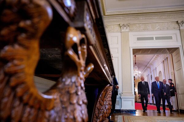 ԱՄՆ նախագահ Դոնալդ Թրամփը, Հայաստանի վարչապետ Նիկոլ Փաշինյանը և Ադրբեջանի նախագահ Իլհամ Ալիևը պատրաստվում են ստորագրման արարողությանը ԱՄՆ նախագահ Դոնալդ Թրամփը, Հայաստանի վարչապետ Նիկոլ Փաշինյանը և Ադրբեջանի նախագահ Իլհամ Ալիևը պատրաստվում են ստորագրման արարողությանը - Sputnik Արմենիա