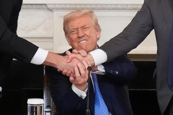 ԱՄՆ նախագահ Դոնալդ Թրամփը ստորագրման արարողությունից հետո սեղմում է Հայաստանի վարչապետ Նիկոլ Փաշինյանի և Ադրբեջանի նախագահ Իլհամ Ալիևի ձեռքերը ԱՄՆ նախագահ Դոնալդ Թրամփը ստորագրման արարողությունից հետո սեղմում է Հայաստանի վարչապետ Նիկոլ Փաշինյանի և Ադրբեջանի նախագահ Իլհամ Ալիևի ձեռքերը - Sputnik Արմենիա