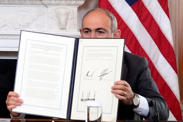 ՀՀ վարչապետ Նիկոլ Փաշինյանը ձեռքում է պահում ստորագրված եռակողմ համաձայնագիրը ՀՀ վարչապետ Նիկոլ Փաշինյանը ձեռքում է պահում ստորագրված եռակողմ համաձայնագիրը - Sputnik Արմենիա