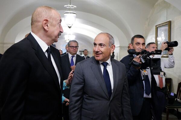 Հայաստանի վարչապետ Նիկոլ Փաշինյանը և Ադրբեջանի նախագահ Իլհամ Ալիևը զրուցում են Սպիտակ տանը եռակողմ ստորագրման արարողությունից հետո Հայաստանի վարչապետ Նիկոլ Փաշինյանը և Ադրբեջանի նախագահ Իլհամ Ալիևը զրուցում են Սպիտակ տանը եռակողմ ստորագրման արարողությունից հետո - Sputnik Արմենիա