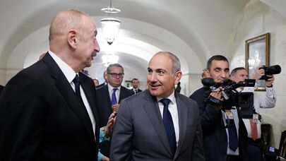 Премьер-министр Армении Никол Пашинян и президент Азербайджана Ильхам Алиев беседуют после церемонии трехстороннего подписания в Белом доме (8 августа 2025). Вашингтон