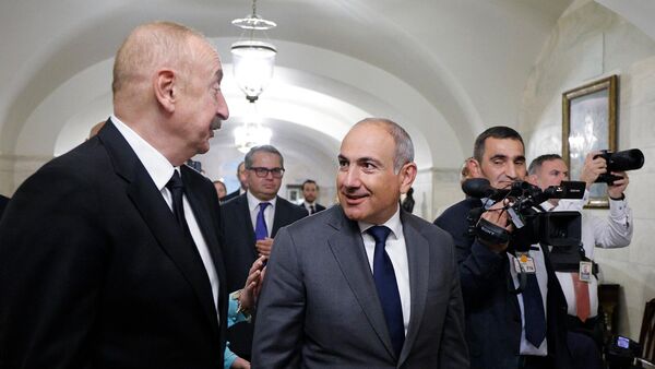 Премьер-министр Армении Никол Пашинян и президент Азербайджана Ильхам Алиев беседуют после церемонии трехстороннего подписания в Белом доме (8 августа 2025). Вашингтон - Sputnik Армения