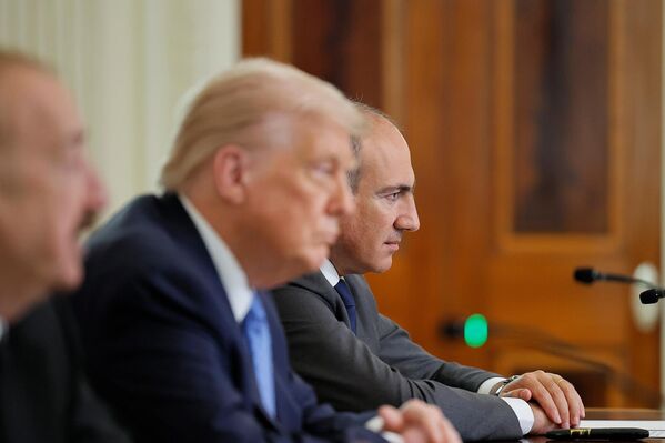 Հայաստանի, Ադրբեջանի և ԱՄՆ ղեկավարներ Նիկոլ Փաշինյանի, Իլհամ Ալիևի և Դոնալդ Թրամփի եռակողմ ստորագրման արարողությունը Սպիտակ տանը Հայաստանի, Ադրբեջանի և ԱՄՆ ղեկավարներ Նիկոլ Փաշինյանի, Իլհամ Ալիևի և Դոնալդ Թրամփի եռակողմ ստորագրման արարողությունը Սպիտակ տանը - Sputnik Արմենիա