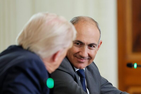 ԱՄՆ նախագահ Դոնալդ Թրամփը շփվում է Հայաստանի վարչապետ Նիկոլ Փաշինյանի հետ ԱՄՆ նախագահ Դոնալդ Թրամփը շփվում է Հայաստանի վարչապետ Նիկոլ Փաշինյանի հետ - Sputnik Արմենիա