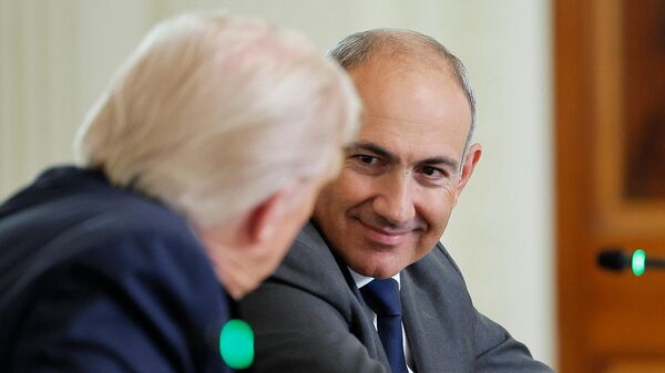 Президент США Дональд Трамп общается с премьер-министром Армении Николом Пашиняном во время церемонию подписания с президентом Азербайджана в Восточном зале Белого дома (8 августа 2025). Вашингтон - Sputnik Армения