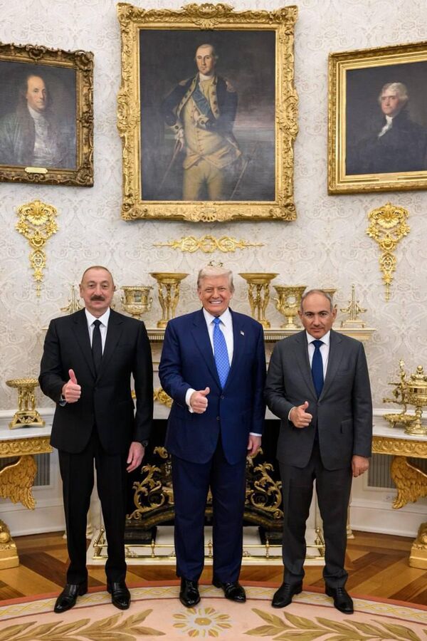 Հայաստանի, Ադրբեջանի և ԱՄՆ ղեկավարներ Նիկոլ Փաշինյանը, Իլհամ Ալիևը և Դոնալդ Թրամփը Սպիտակ տանը եռակողմ ստորագրման արարողությունից հետո Հայաստանի, Ադրբեջանի և ԱՄՆ ղեկավարներ Նիկոլ Փաշինյանը, Իլհամ Ալիևը և Դոնալդ Թրամփը Սպիտակ տանը եռակողմ ստորագրման արարողությունից հետո - Sputnik Արմենիա