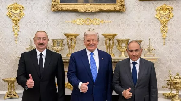 Лидеры Армении, Азербайджана и США Никол Пашинян, Ильхам Алиев и Дональд Трамп после церемонии трехстороннего подписания в Белом доме (8 августа 2025). Вашингтон - Sputnik Армения