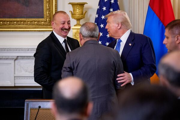 ԱՄՆ նախագահ Դոնալդ Թրամփը սեղմում է Հայաստանի վարչապետ Նիկոլ Փաշինյանի և Ադրբեջանի նախագահ Իլհամ Ալիևի ձեռքերը ԱՄՆ նախագահ Դոնալդ Թրամփը սեղմում է Հայաստանի վարչապետ Նիկոլ Փաշինյանի և Ադրբեջանի նախագահ Իլհամ Ալիևի ձեռքերը - Sputnik Արմենիա