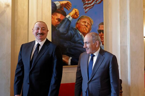 Հայաստանի վարչապետ Նիկոլ Փաշինյանը և Ադրբեջանի նախագահ Իլհամ Ալիևը զրուցում են Սպիտակ տանը եռակողմ ստորագրման արարողությունից հետո Հայաստանի վարչապետ Նիկոլ Փաշինյանը և Ադրբեջանի նախագահ Իլհամ Ալիևը զրուցում են Սպիտակ տանը եռակողմ ստորագրման արարողությունից հետո - Sputnik Արմենիա