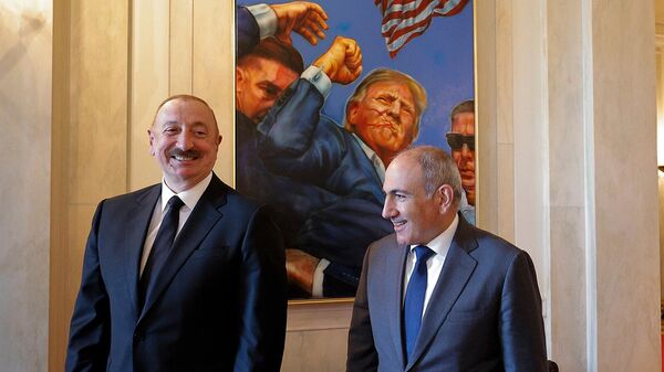 Премьер-министр Армении Никол Пашинян и президент Азербайджана Ильхам Алиев беседуют после церемонии трехстороннего подписания в Белом доме (8 августа 2025). Вашингтон - Sputnik Армения