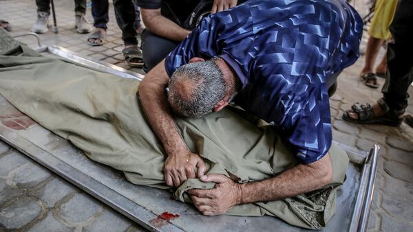 Родственник умершего от голода 18-летнего молодого человека скорбит (6 августа 2025). Газа - Sputnik Армения