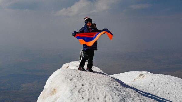 Девятилетний альпинист Вардан на горе Арарат - Sputnik Армения