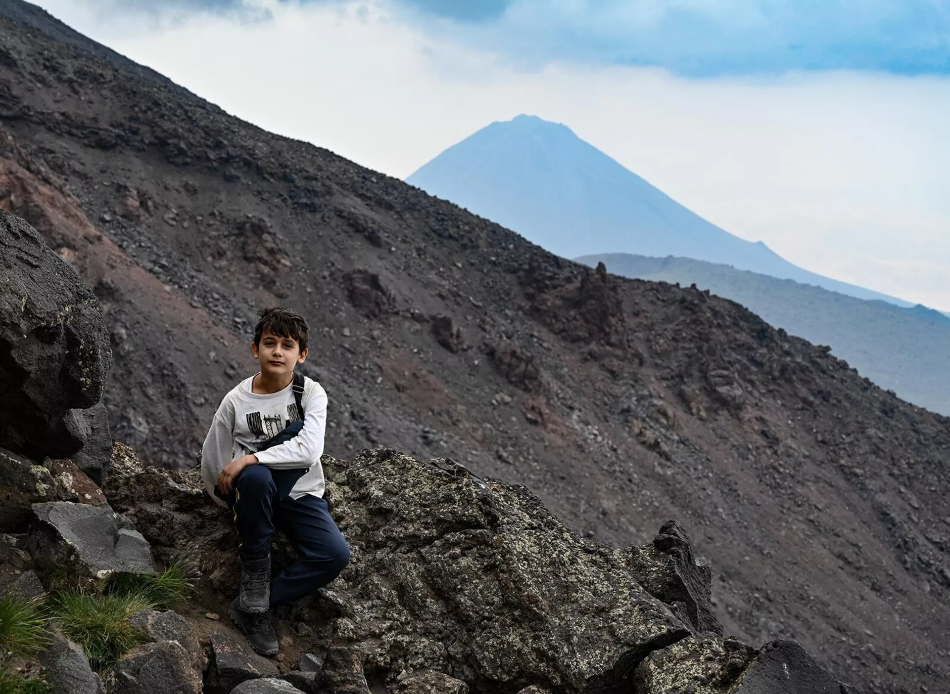 Девятилетний альпинист Вардан на горе Арарат Девятилетний альпинист Вардан на горе Арарат - Sputnik Армения, 1920, 10.08.2025