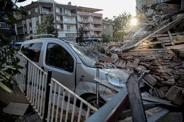 В Сындыргы обрушились не менее десяти зданий, повреждены несколько домов, сообщил мэр города. - Sputnik Армения