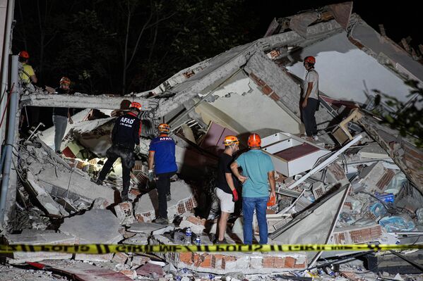 Четверых человек достали живыми из-под завалов после землетрясения в Балыкесире - Sputnik Армения