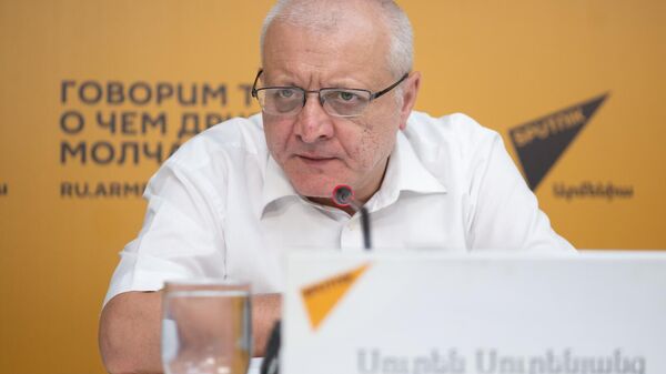 Политолог, лидер партии Демократическая альтернатива Сурен Суренянц проводит пресс-конференцию в мультимедийном пресс-центре Sputnik Армения (11 августа 2025). Еревaн - Sputnik Армения
