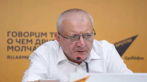 Политолог, лидер партии Демократическая альтернатива Сурен Суренянц проводит пресс-конференцию в мультимедийном пресс-центре Sputnik Армения (11 августа 2025). Еревaн - Sputnik Армения