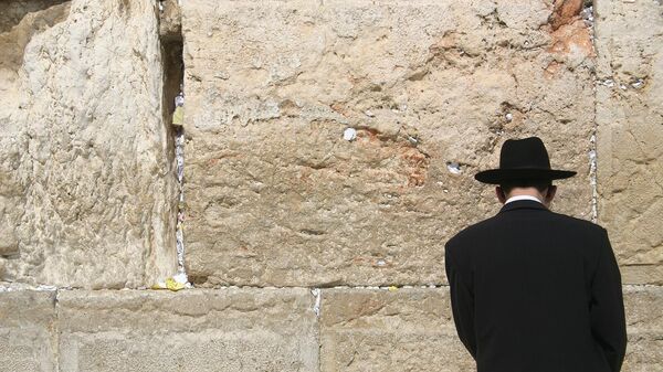 Мужчина у Стены плача в Иерусалиме - Sputnik Армения