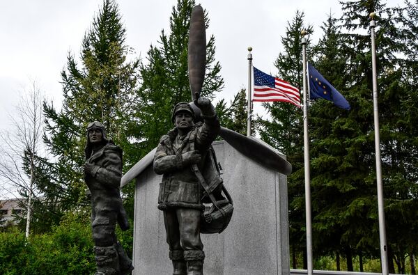 Երկրորդ համաշխարհային պատերազմի ժամանակ «Լենդ-Լիզ» ծրագրի պատվին խորհրդային և ամերիկացի օդաչուների հուշարձան Ալյասկայի Ֆեյրբենքսի կենտրոնում գտնվող Գրիֆին այգում - Sputnik Արմենիա