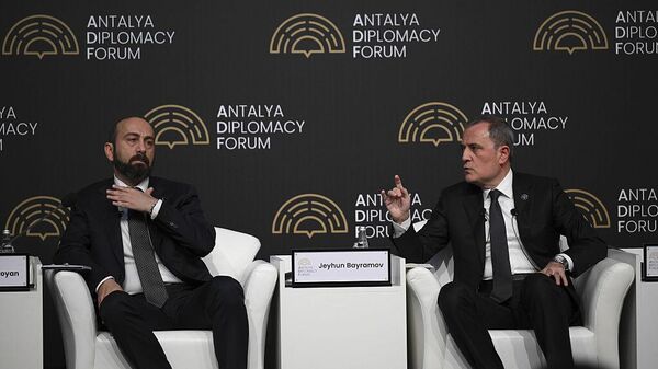Главы МИД Армении и Азербайджана Арарат Мирзоян и Джейхун Байрамов на панельной дискуссии в рамках Анталийского дипломатического форума (12 апреля 2025). Анталья - Sputnik Армения