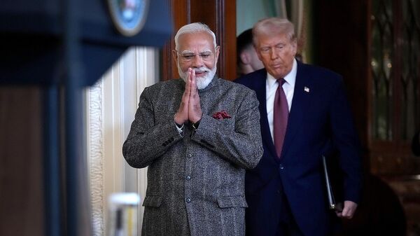 Президент США Дональд Трамп и премьер-министр Индии Нарендра Моди прибывают на совместную пресс-конференцию в Восточный зал Белого дома (13 февраля 2025). Вашингтон - Sputnik Армения