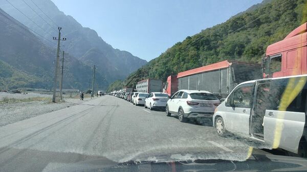Очередь большегрузов и легковых автомобилей на Верхнем Ларсе - Sputnik Армения