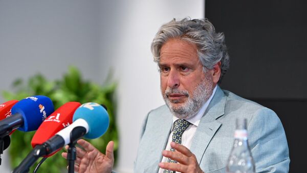 Прибывший в Армению со срочным визитом известный американский адвокат, международный правозащитник Роберт Амстердам созвал пресс-конференцию (13 августа 2025). Ереван - Sputnik Армения