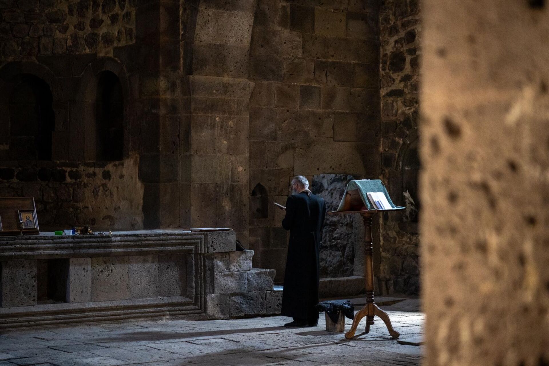 Монах Акоп в Татевской пустыни - Sputnik Արմենիա, 1920, 14.08.2025