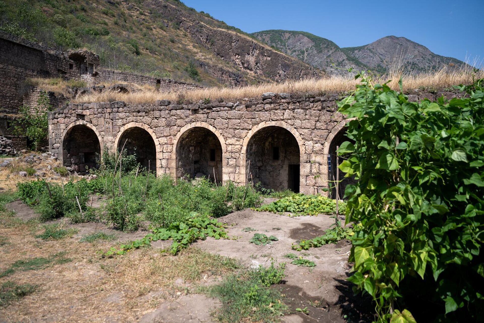 Огород монаха Акопа на территории Татевской пустыни - Sputnik Արմենիա, 1920, 14.08.2025