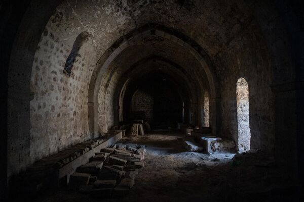 Վերականգնող մասնագետը Տաթևի Մեծ անապատի տարածքում - Sputnik Արմենիա