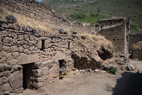 Վերականգնող մասնագետը Տաթևի Մեծ անապատի տարածքում - Sputnik Արմենիա