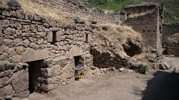 Վերականգնող մասնագետը Տաթևի Մեծ անապատի տարածքում - Sputnik Արմենիա