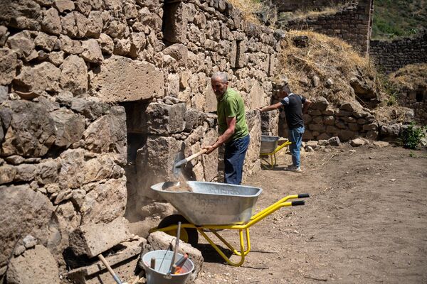 Վերականգնող մասնագետը Տաթևի Մեծ անապատի տարածքում - Sputnik Արմենիա