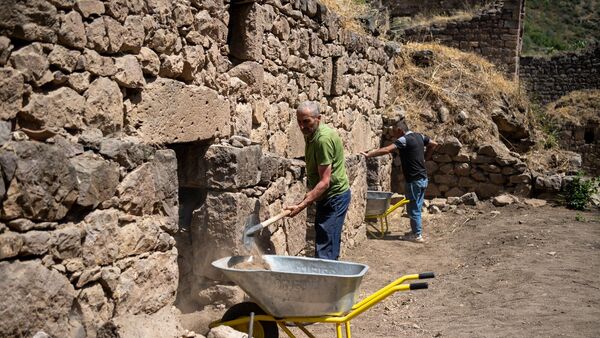 Վերականգնող մասնագետը Տաթևի Մեծ անապատի տարածքում - Sputnik Արմենիա