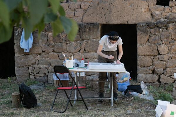 Վերականգնող մասնագետը մշակում է Տաթևի Մեծ անապատի գտածոները - Sputnik Արմենիա