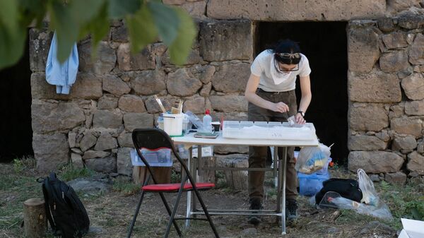 Վերականգնող մասնագետը մշակում է Տաթևի Մեծ անապատի գտածոները - Sputnik Արմենիա