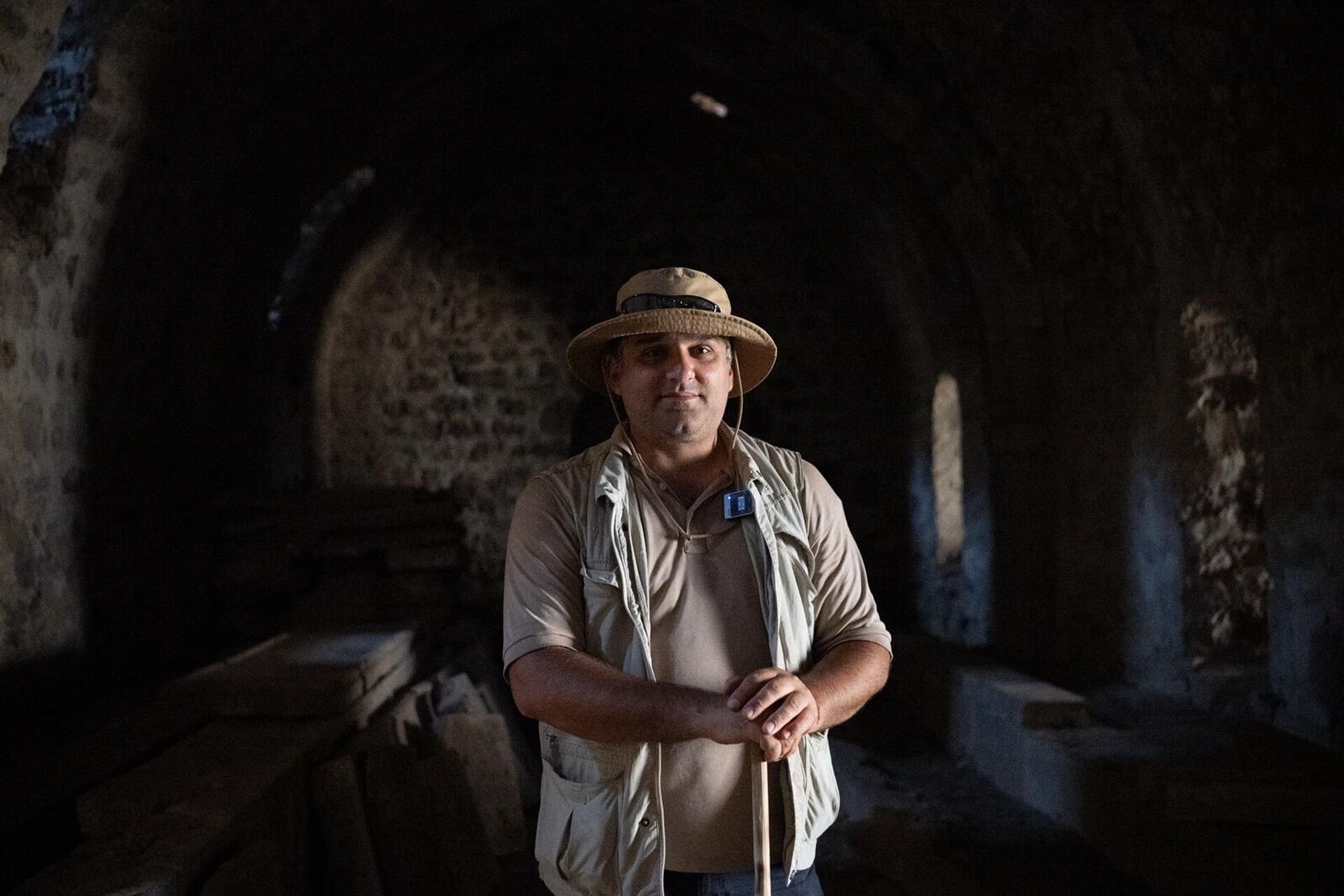 Руководитель археологической экспедиции Арман Налбандян на территории Татевской пустыни - Sputnik Արմենիա, 1920, 14.08.2025