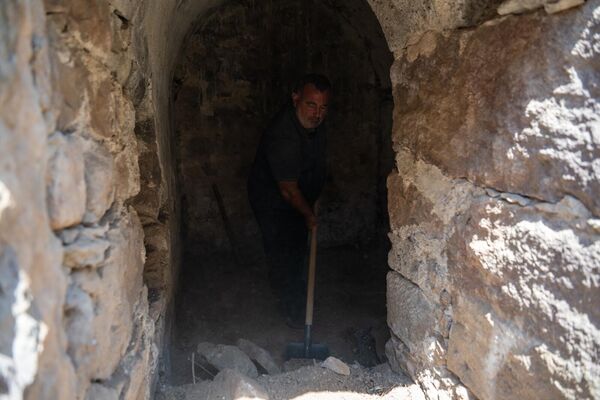 Վերականգնող մասնագետը Տաթևի Մեծ անապատի տարածքում - Sputnik Արմենիա