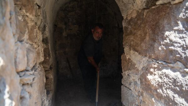 Վերականգնող մասնագետը Տաթևի Մեծ անապատի տարածքում - Sputnik Արմենիա