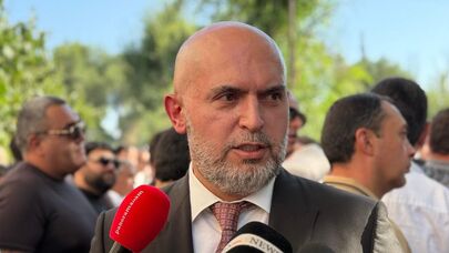 Армен Ашотян общается с прессой у антикоррупционного суда, где рассматривается ходатайство о продлении незаконного ареста Самвела Карапетяна (14 августа 2025). Еревaн