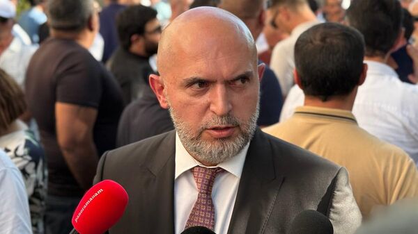 Армен Ашотян общается с прессой у антикоррупционного суда, где рассматривается ходатайство о продлении незаконного ареста Самвела Карапетяна (14 августа 2025). Еревaн - Sputnik Армения