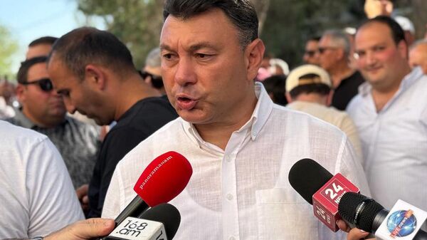 Анна Мкртчян общается с прессой у антикоррупционного суда, где рассматривается ходатайство о продлении незаконного ареста Самвела Карапетяна (14 августа 2025). Еревaн - Sputnik Армения