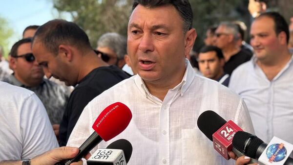 Эдуард Шармазанов общается с прессой у антикоррупционного суда, где рассматривается ходатайство о продлении незаконного ареста Самвела Карапетяна (14 августа 2025). Еревaн - Sputnik Армения