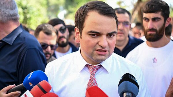 Нарек Карапетян общается с прессой у антикоррупционного суда, где рассматривается ходатайство о продлении незаконного ареста Самвела Карапетяна (14 августа 2025). Еревaн - Sputnik Армения