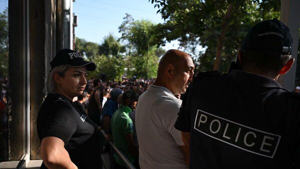 Полиция у антикоррупционного суда, где рассматривается ходатайство о продлении незаконного ареста Самвела Карапетяна (14 августа 2025). Еревaн - Sputnik Армения