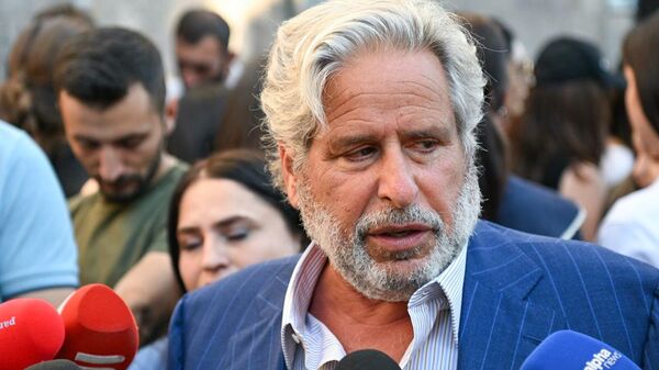 Американский адвокат, международный правозащитник Роберт Амстердам общается с прессой у антикоррупционного суда, где рассматривается ходатайство о продлении незаконного ареста Самвела Карапетяна (14 августа 2025). Еревaн - Sputnik Армения